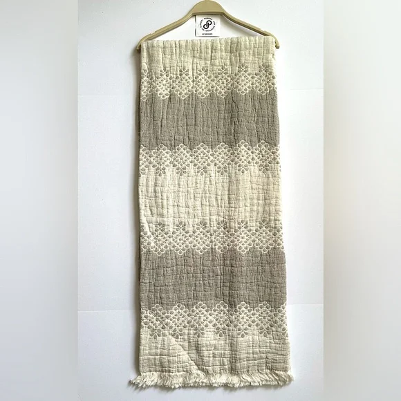🎁Piscatextil Throw Blanket - Reversible Oatmeal and Taupe with Staggered Drops - Picture 2 of 7